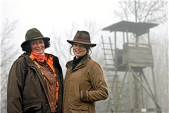 Beide sind Jägerinnen: Mutter Brigitte Kübler und Tochter Clarissa Kübler (rechts). Foto: Benjamin Buettner