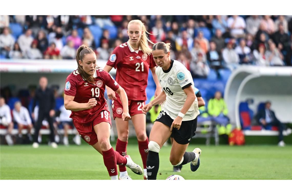 Auch ohne gehäkeltes Maskottchen: Klara Bühl stürmt voran Beidfüßig und flink an den Gegenspielerinnen vorbei: Klara Bühl.