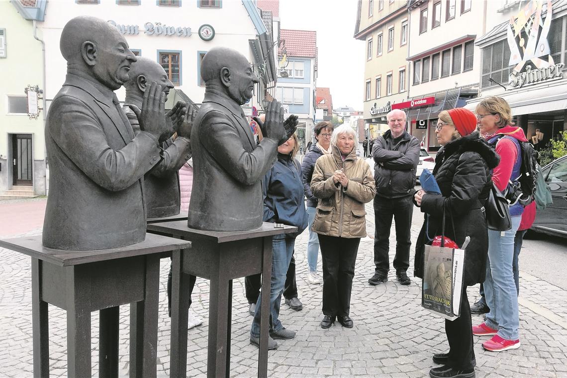 Ein Stück Wegs gemeinsam gehen Beifall für Übungsleiterin Andrea Leissner (rechts), Stadtführerin Judit Riedel-Orlai (Zweite von rechts) und die Teilnehmer. Fotos: I. Knack