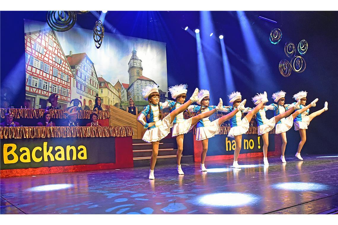 Beigeistender Auftritt der jungen Gardetänzerinnen. Prunksitzung des Backnanger ...