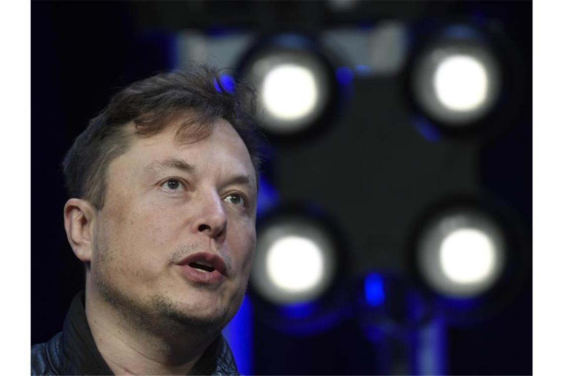 Beiläufiger Hashtag, große Wirkung: Tesla-Gründer Elon Musk hat in den vergangenen Wochen mehrfach mit Tweets Börsenkurse beeinflusst. Foto: Susan Walsh/AP/dpa