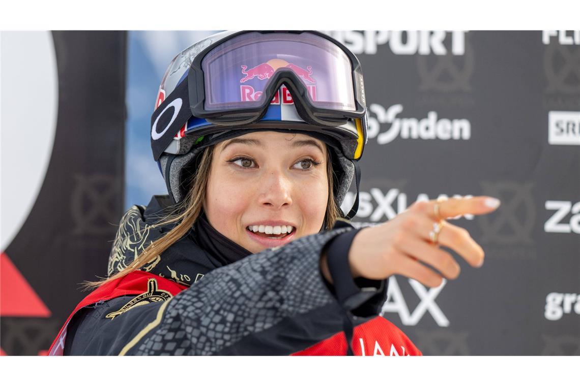 <b>Eileen Gu, Ski-Freestyle</b>Eileen Gu, die damals unter dem Namen Gu Ailing antrat, war das Gesicht der Winterspiele 2022 in Peking – und ein Politikum auf zwei Skiern. Eine 18-jährige Freestyle-Akrobatin, die in San Francisco geboren wurde, für das Heimatland ihrer Mutter startet und deshalb Olympia-Gastgeber China zwei Gold- und eine Silbermedaille bescherte, das war eine unglaubliche Geschichte. Die nun im Livigno Snow Park fortgeschrieben werden könnte. Denn Eileen Gu (22) ist immer noch eine Ikone des Wintersports, und das hat nicht nur mit ihren außergewöhnlichen Leistungen in der Halfpipe, im Slopestyle-Parcours und auf der Big-Air-Schanze zu tun. Sondern auch mit dem, was sie sonst noch tut. Eileen Gu modelt für hochkarätige Agenturen, war auf dem Titel vieler Mode-Zeitschriften, studiert Quantenphysik, hat 2,1 Millionen Follower bei Instagram und noch viel mehr in den sozialen Netzwerken in China, und sie gehört seit Jahren zu den bestverdienenden Sportlerinnen der Welt, obwohl es im Ski-Freestyle keine nennenswerten Siegprämien gibt. Doch auch 2025 haben gut dotierte Werbeverträge (unter anderem Porsche, TCL, Louis Vuitton, Tiffany, Red Bull, Estée Lauder, Victoria’s Secret, Bank of China) Eileen Gu mehr als 20 Millionen Euro eingebracht. Gut möglich, dass sie ihren Werbewert in Livigno weiter steigert.