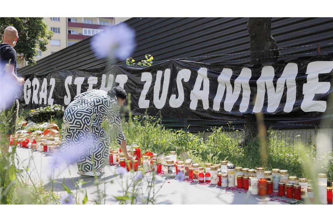 Staatsanwalt: Amoklauf dauerte sieben Minuten und war genau geplant Beileidsbekundungen liegen vor der Schule.