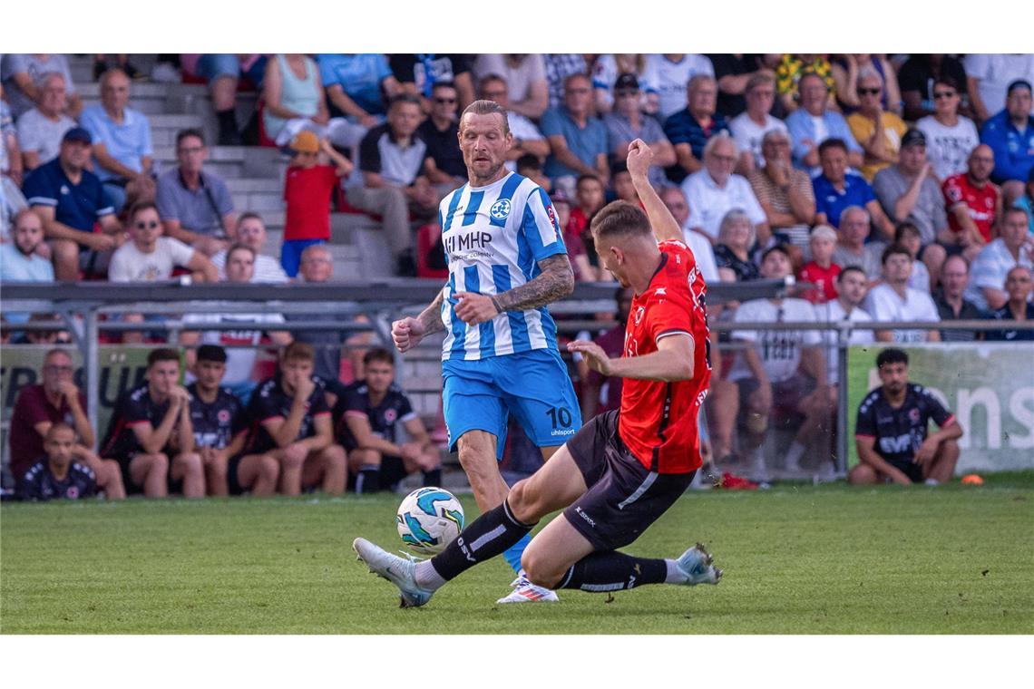 Kevin Dicklhuber darf für 1. Göppinger SV ran gegen die Blauen Beim 0:0 am 30. August 2024 war Kevin Dicklhuber (li., gegen Göppingens Levin Steinbrenner) im Kickers-Dress am Ball, im Rückspiel am 8. März trägt er Rot-Schwarz.