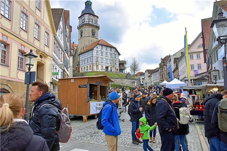 Beim 18. Backnanger Tulpenfrühling sind Daunenjacke, Mütze und Schal die richtige Ausstattung. Am Nachmittag füllen sich die Straßen aber trotzdem. Fotos: T. Sellmaier