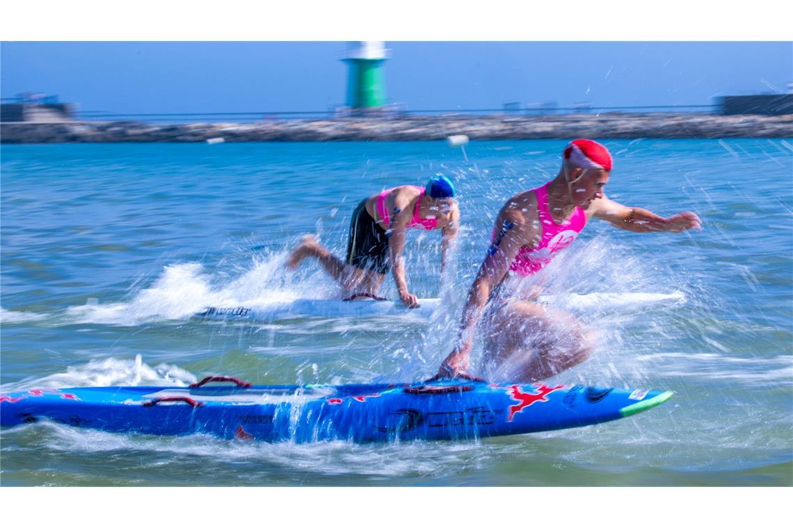 Bilder des Tages Beim 27. Internationaler DLRG-Cup kommen Rettungsschwimmer beim Board Race nach einem 600 Meter langen Rennen auf der Ostsee ins Ziel.
