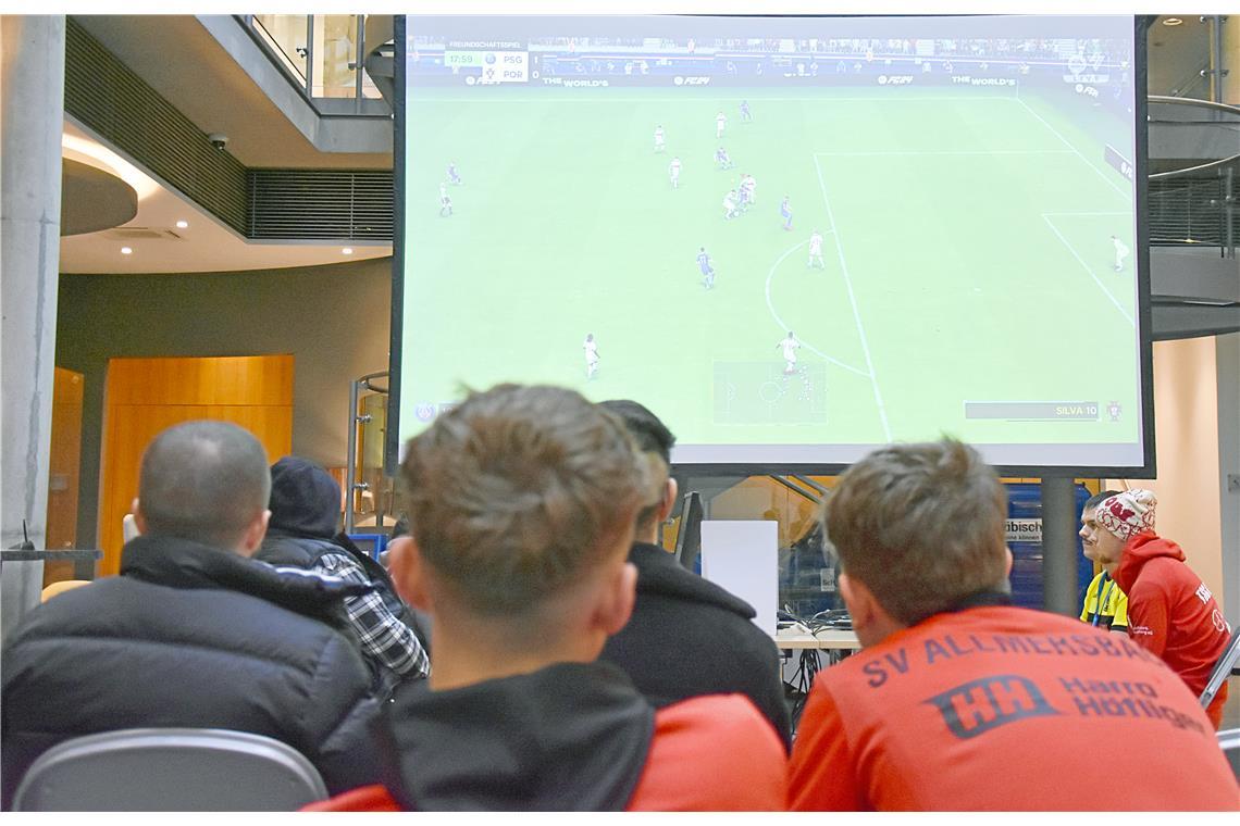 Beim 5. BKZ-E-Football-Cup ist die Leinwand im Kundenraum der Volksbank Backnang...