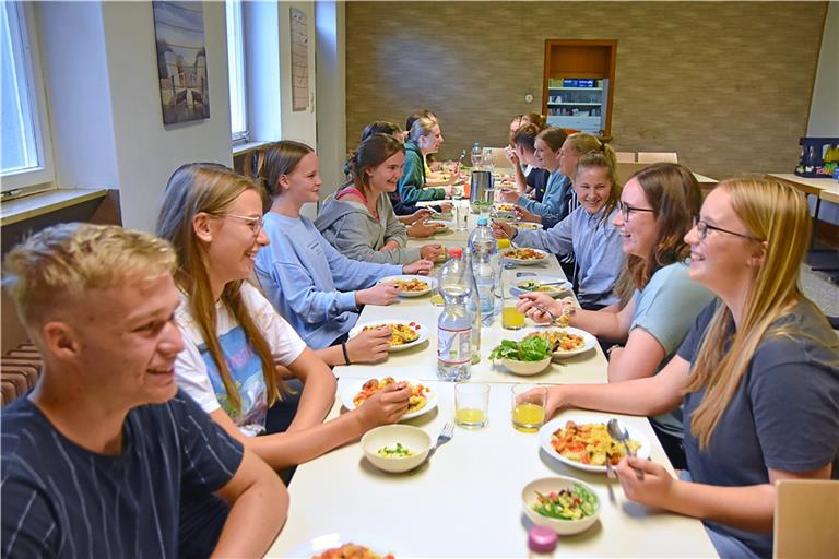 Beim Abendessen mit selbst gekochtem Gulasch, Nudeln und Salat ist die Stimmung ausgelassen. Fotos: Tobias Sellmaier