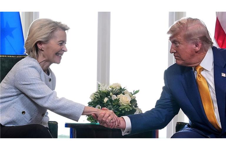 Beim Abschluss des Abkommens in Schottland strahlte EU-Kommissionspräsidentin Ursula von der Leyen. (Archivbild)