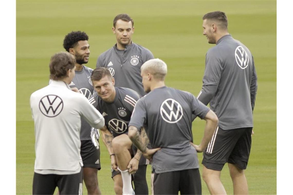 Beim Abschlusstraining hat Bundestrainer Joachim Löw (l) einige Spieler des DFB-Teams versammelt. Foto: Daniel Gonzales Acuna/dpa