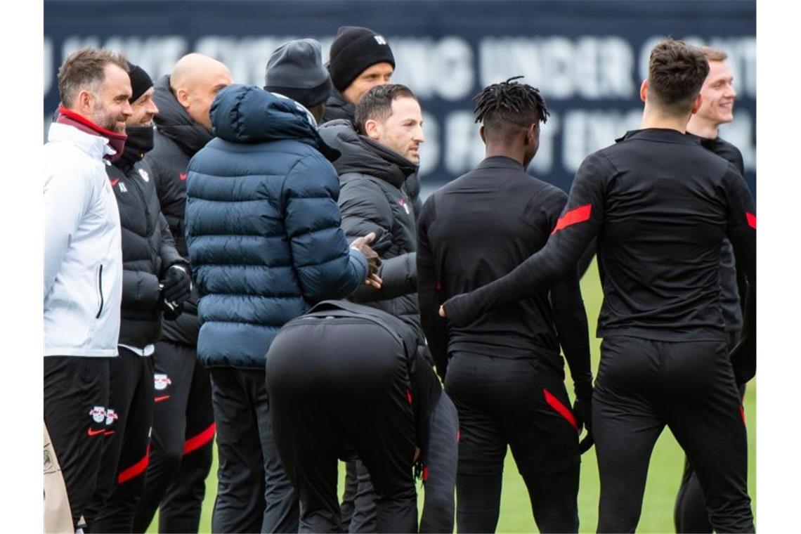 Beim Abschlusstraining von RB Leipzig hat Trainer Domenico Tedesco das Team um sich versammelt. Foto: Christian Modla/dpa