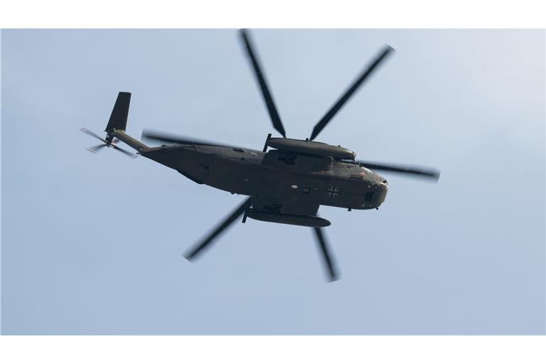 Beim Abseilen vom Hubschrauber verlor der Soldat den Halt. (Symbolbild)