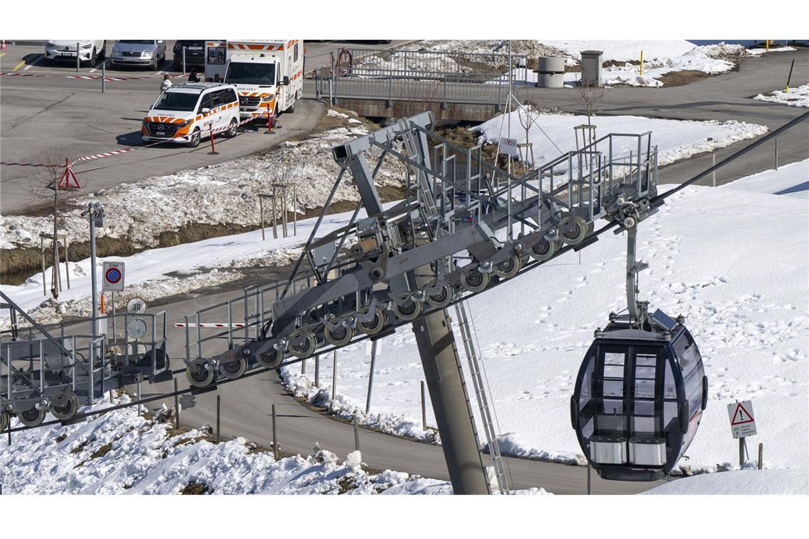 Beim Absturz einer Gondel in einem Skigebiet in der Schweiz ist eine Frau ums Leben gekommen.