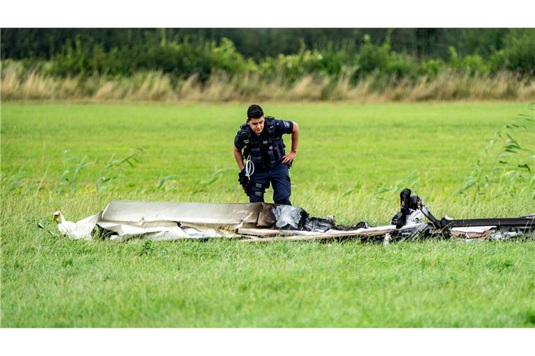 Beim Absturz eines motorisierten Leichtflugzeugs im nordrhein-westfälischen Kranenburg sind am Samstagnachmittag zwei Menschen ums Leben gekommen.