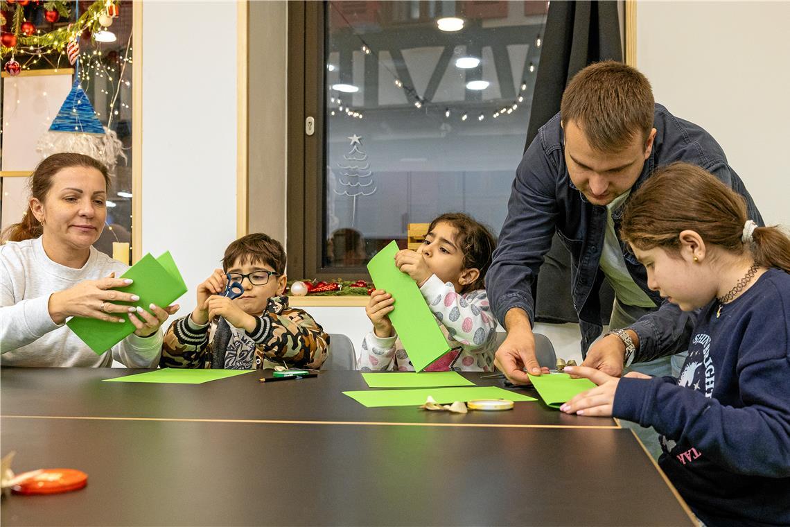 Beim adventlichen Basteln stellen Kinder und Eltern mit ZWR-Mitarbeitenden und Ehrenamtlichen Weihnachtsdeko her. Foto: Alexander Becher