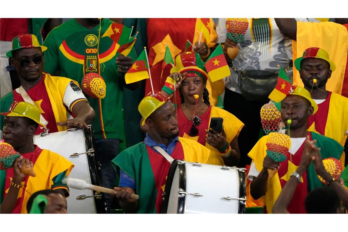 Beim Afrika-Cup gehen die Fans in die Vollen. In den Nationalfarben gekleidet feuern Kamerunische Fans mit Trommeln und Trillerpfeifen ihr Team an.