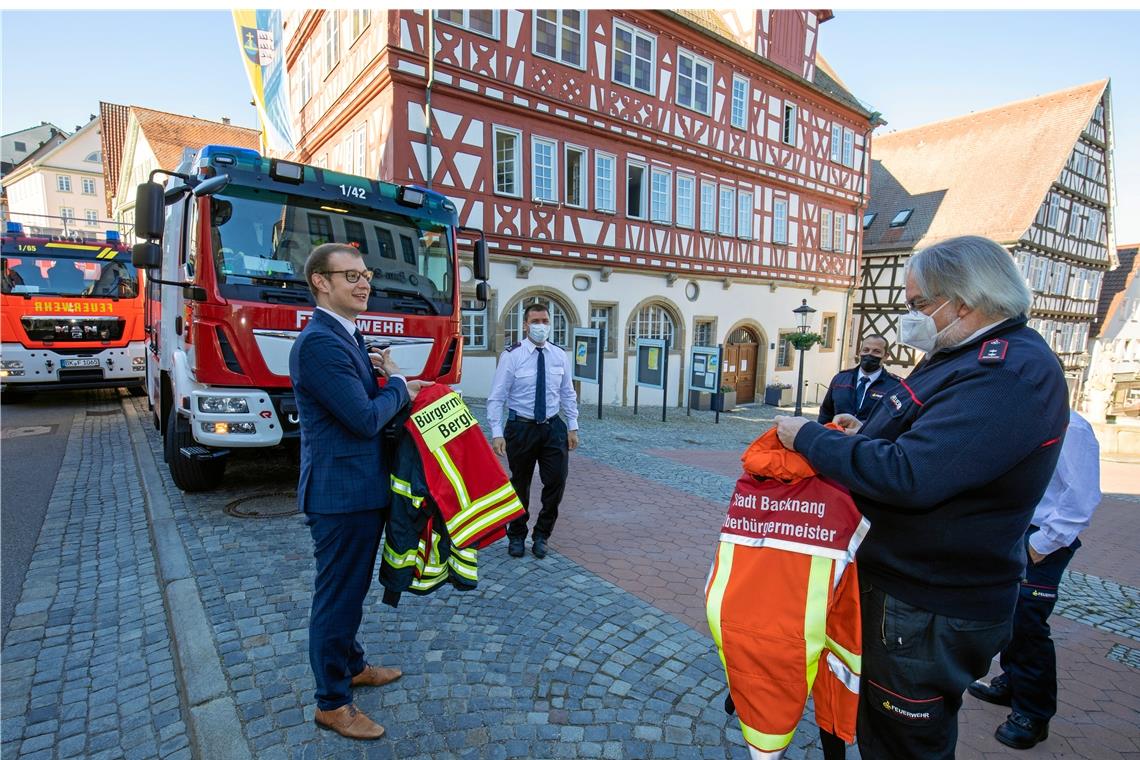 Beim Amtsantritt hat Maximilian Friedrich die Berglener Einsatzjacke gegen eine der Backnanger Feuerwehr eingetauscht. Der stellvertretende Kommandant Michael Schladt hieß den neuen Rathauschef willkommen. Fotos: A. Becher