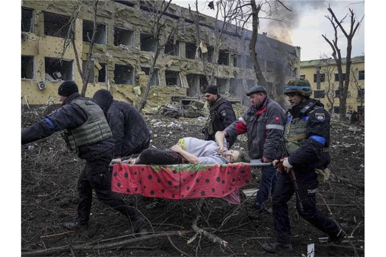 Beim Angriff auf eine Geburtsklinik in Mariupol wurden 17 Menschen verletzt - Berichte über drei Tote prüft die UN. Foto: Evgeniy Maloletka/AP/dpa