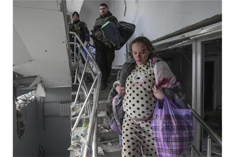 Beim Angriff auf eine Geburtsklinik in Mariupol wurden nach ukrainischen Angaben 17 Menschen verletzt. Foto: Evgeniy Maloletka/AP/dpa