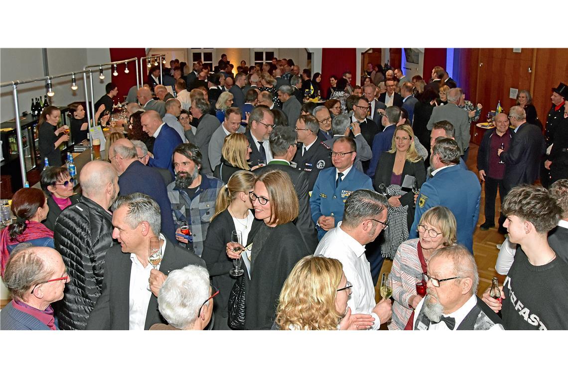 Beim anschließenden Sektempfang tauschen sich die Gäste aus.