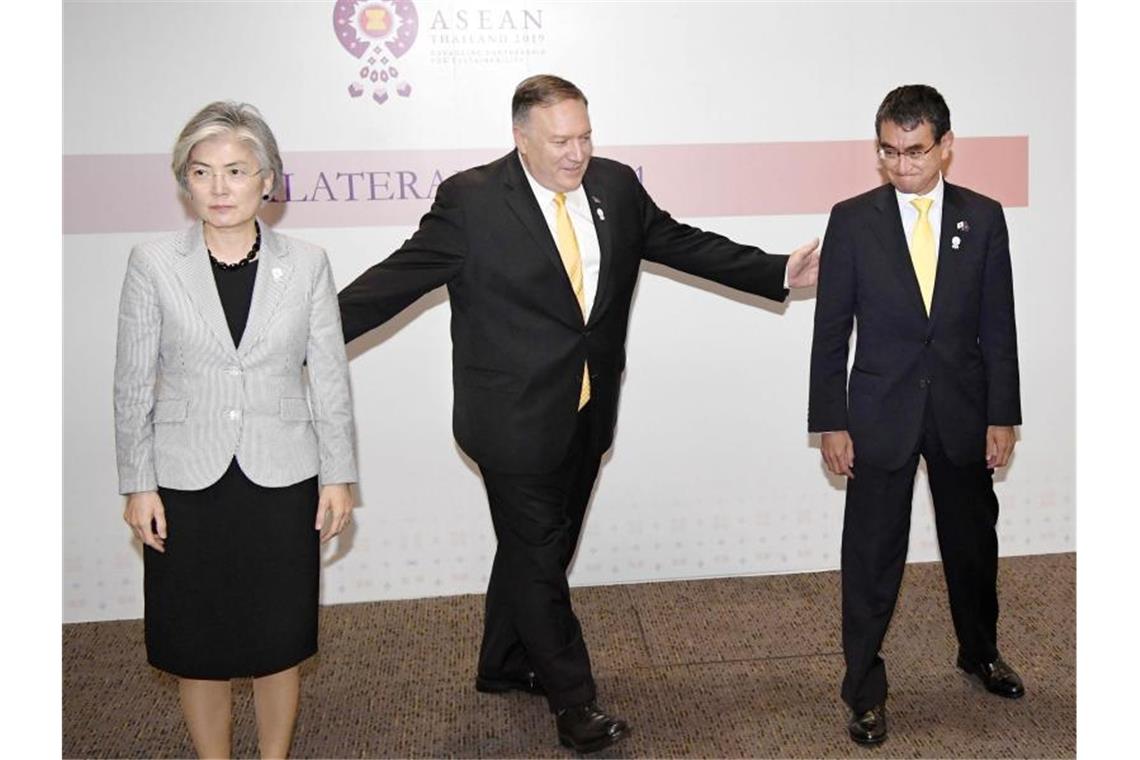 Handelskrieg verschärft Sorge vor globaler Rezession Beim ASEAN-Außenministertreffen in Bangkok steht US-Außenminister Mike Pompeo zwischen seinen Amtskollegen aus Südkorea, Kang Kyung Wha, und Japan, Taro Kono. Der Handelsstreit zwischen Japan und Südkorea eskaliert. Foto: kyodo