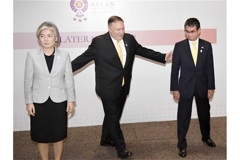 Beim ASEAN-Außenministertreffen in Bangkok steht US-Außenminister Mike Pompeo zwischen seinen Amtskollegen aus Südkorea, Kang Kyung Wha, und Japan, Taro Kono. Der Handelsstreit zwischen Japan und Südkorea eskaliert. Foto: kyodo