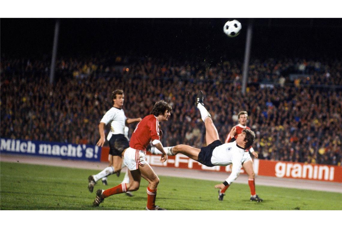 Das DFB-Team in Stuttgart – zehn Highlights der Fußball-Geschichte Beim Aufeinandertreffen 1977 gegen die Schweiz trifft Klaus Fischer (rechts) sehenswert per Fallrückzieher. Das Spiel endet 4:1 für die DFB-Auswahl.
