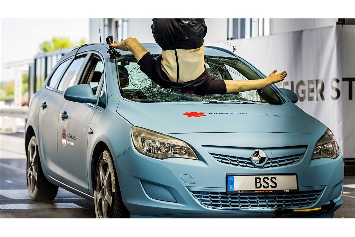 Beim Aufprall versplittert die Windschutzscheibe des heranfahrenden Autos.