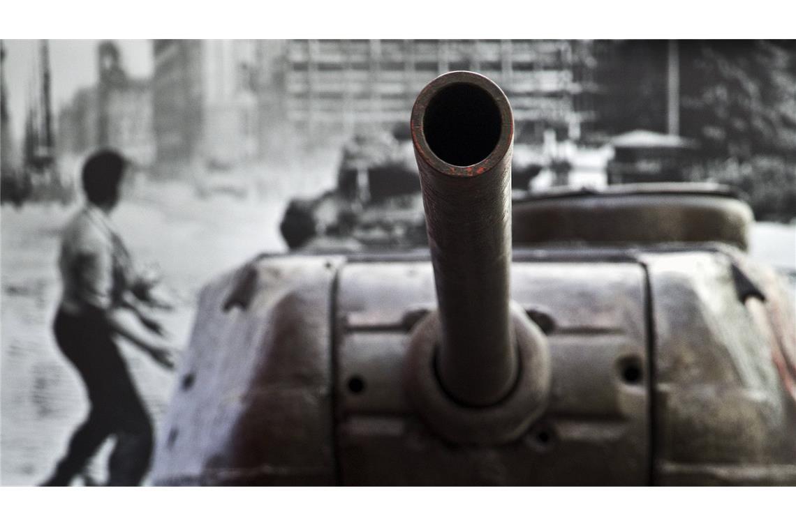 Warum der 17. Juni kein Feiertag mehr ist Beim Aufstand vom 17. Juni 1953 fuhren sowjetische Panzer durch Ostberlin.