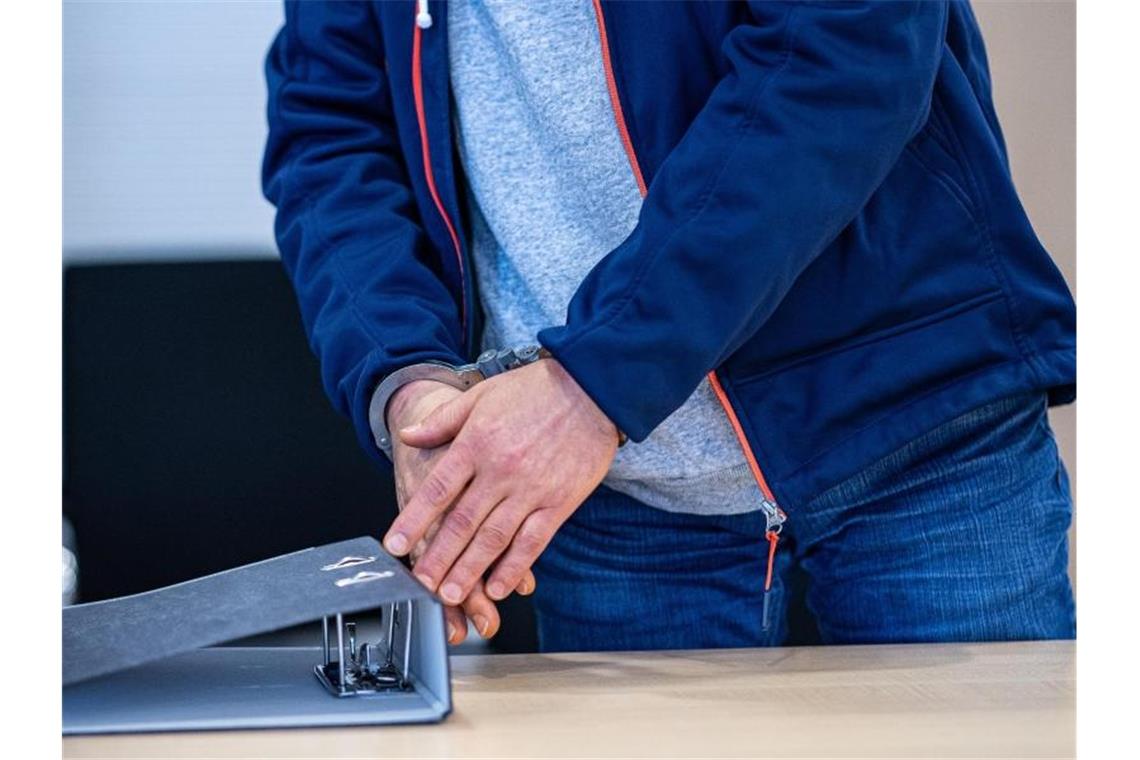 Mord im Klosterwald Loccum: Ein Vater geht den Instanzenweg Beim Auftakt eines erneuten Prozesses vor dem Landgericht Osnabrück steht der wegen Mordes an einer Studentin 2015 im Klosterwald bei Loccum Angeklagte mit Handschellen im Sitzungssaal. Foto: Guido Kirchner/dpa
