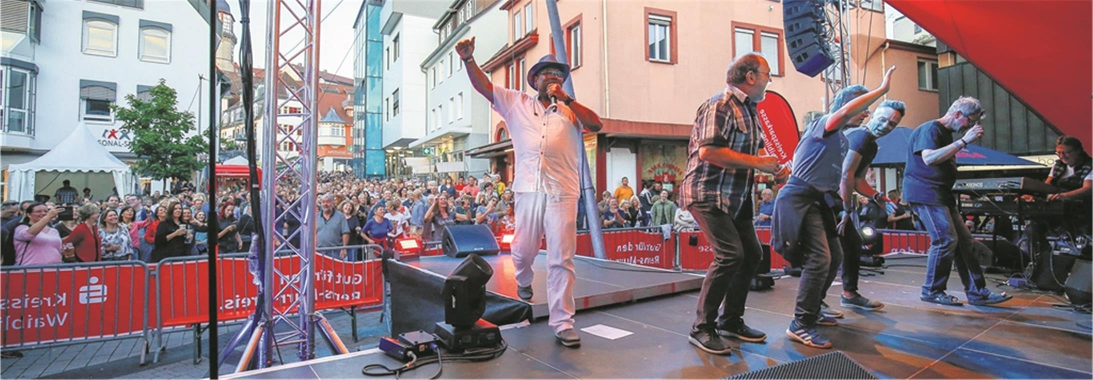 Beim Auftritt von MadChick of Soul gestern auf der Kreissparkassenbühne war wie überall am doch noch warmen Montag mächtig was los. Zuschauer durften sogar auf der Bühne tanzen. Foto: A. Becher