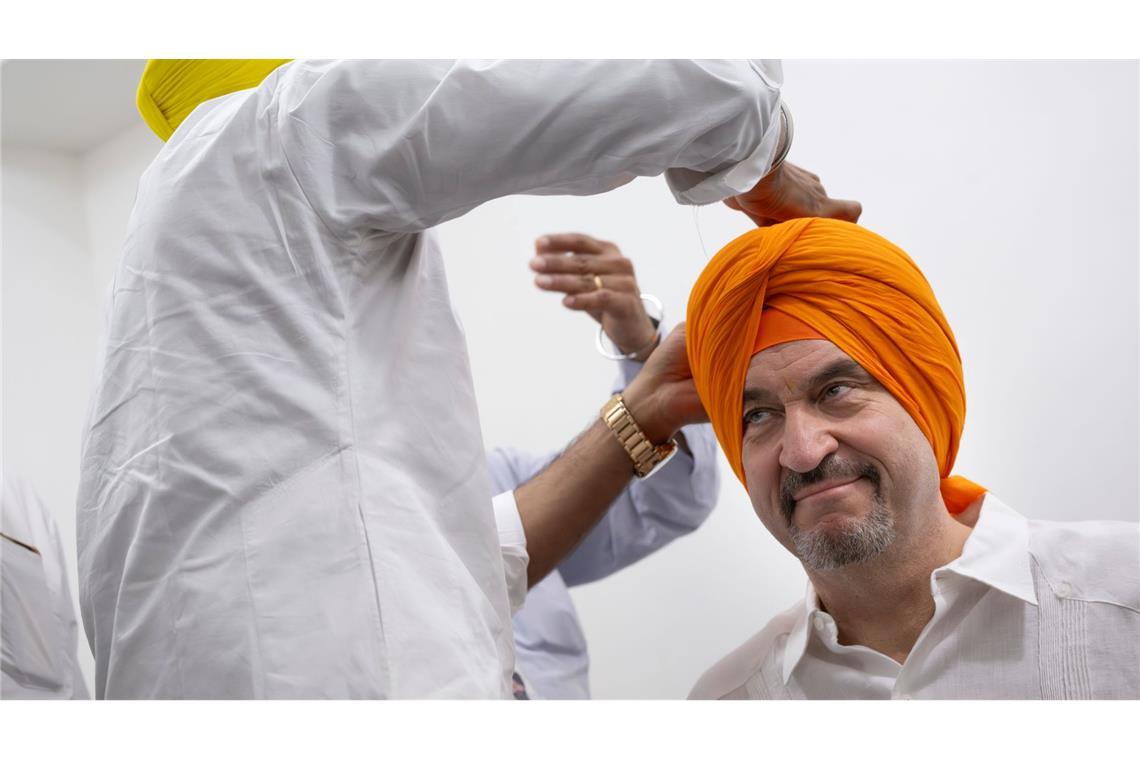 Beim Auslandsbesuch in Indien lässt sich Söder einen Turban anlegen - ein perfektes Fotomotiv für die sozialen Netzwerke. (Archivbild)