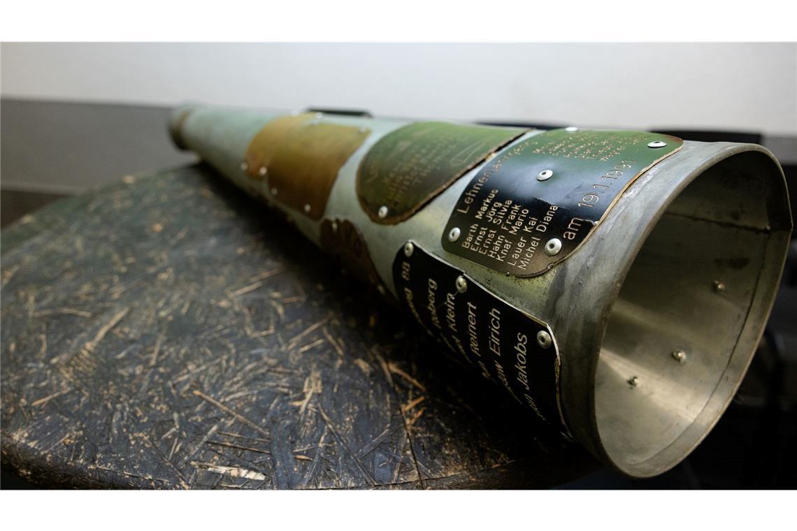 Beim Ausrufen hilft ein zweiter junger Erwachsener beim Halten.