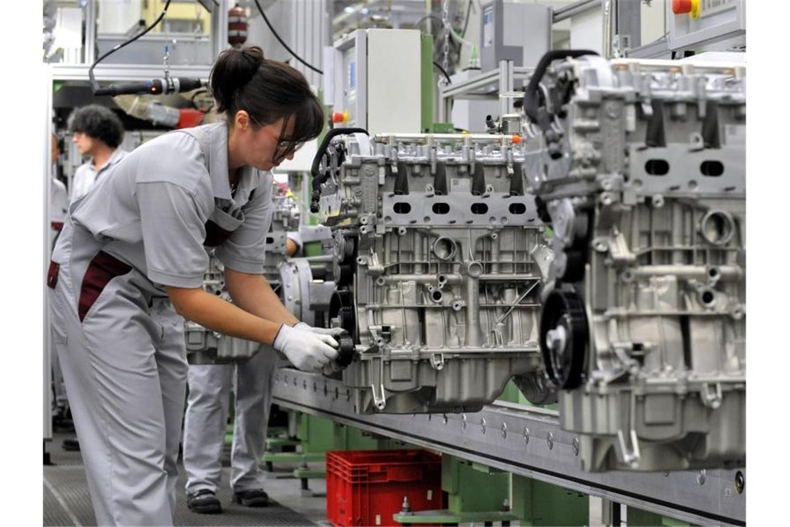 Umweltorganisationen: Ende des Verbrennungsmotors bis 2030 Beim Automobilzulieferer MDC Power in Kölleda (Thüringen) montiert eine Mitarbeiterin Vierzylinder-Benzinmotoren. Foto: Martin Schutt/dpa-Zentralbild/dpa