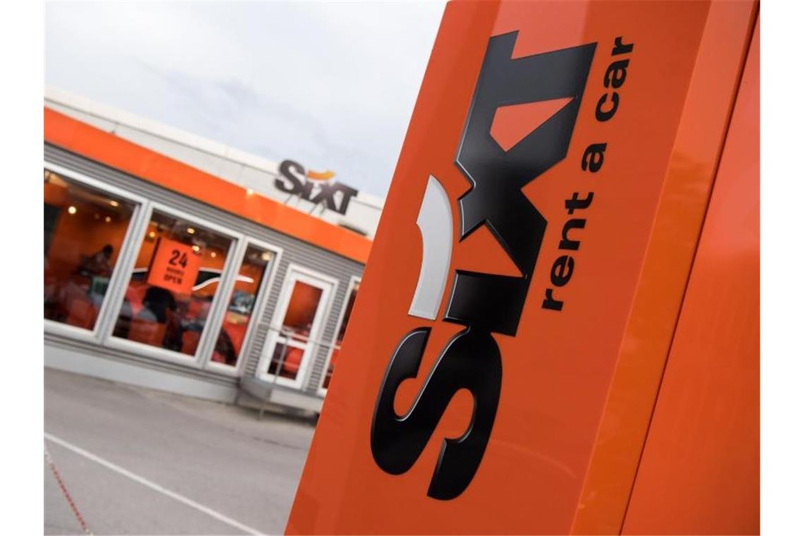 Beim Autovermieter Sixt kosten Mietautos aktuell im Durchschnitt 10 bis 20 Prozent mehr als noch 2019. Foto: Peter Kneffel/dpa