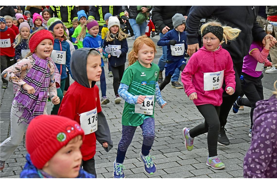 Beim Bambinilauf haben die Jüngsten viel Spaß. Silvesterlauf in Backnang 2025. S...