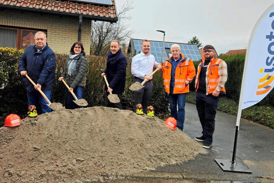 Spatenstich für den Glasfaserausbau Beim Baubeginn am Spaten (von links): Reiner Gauger (Wirtschaftsförderer), Natascha Bobleter (Ortsvorsteherin von Heiningen), Stefan Setzer (Erster Bürgermeister der Stadt Backnang), Gebietsleiter Kevin Kronenbitter, Johann Schmuck und Justin Yildiz. Foto: Wisotel