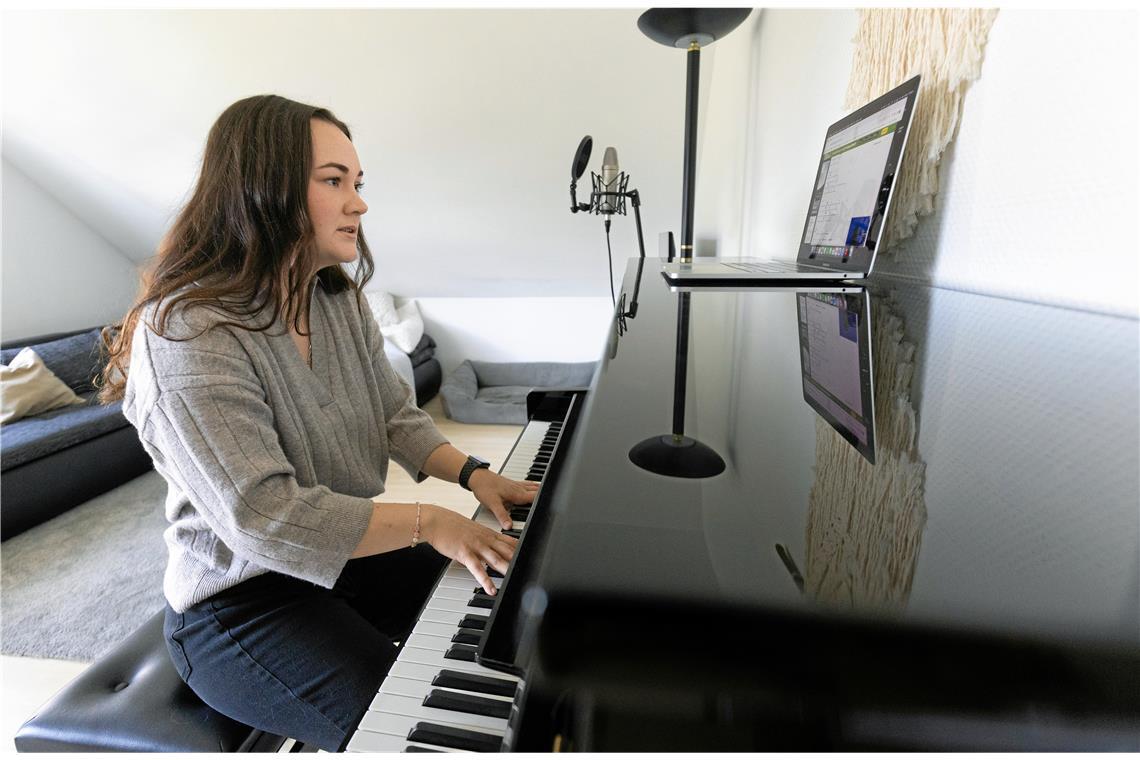 Laura Schopf aus Auenwald singt bei „The Voice of Germany“ Beim Besuch der Zeitung spielt sie ein Lied der Sängerin Lea vor. Foto: Alexander Becher