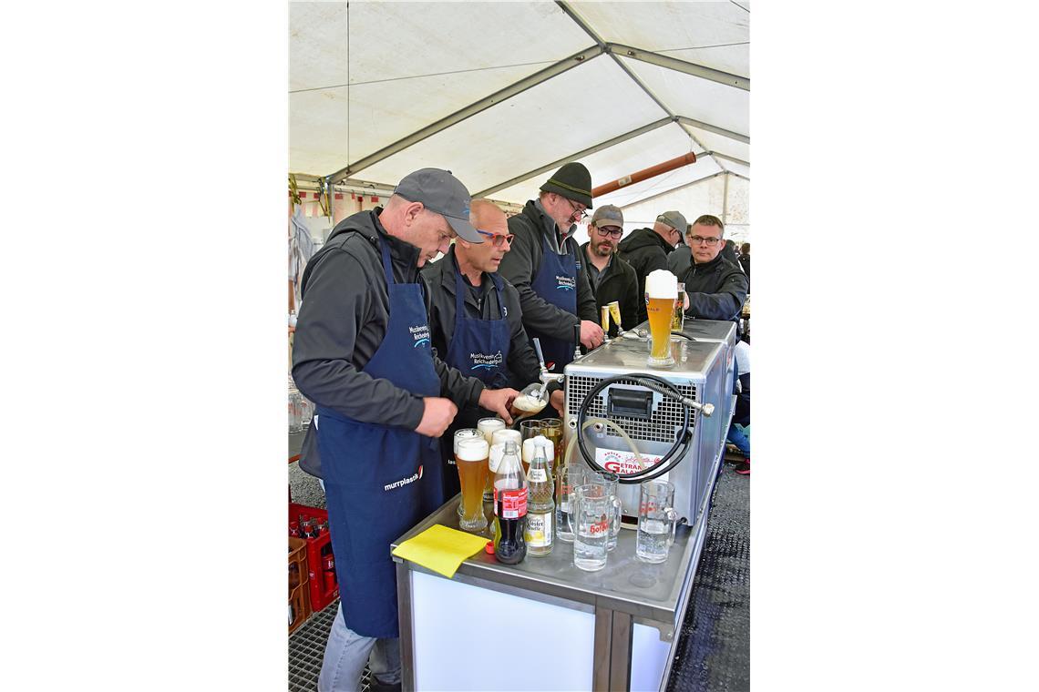 Beim Bierausschank herrscht reger Betrieb. 