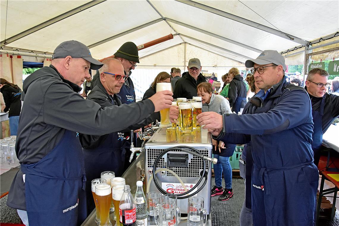 Beim Bierausschank herrscht reger Betrieb. Uwe Belz (Vorsitzender des MV Reichen...