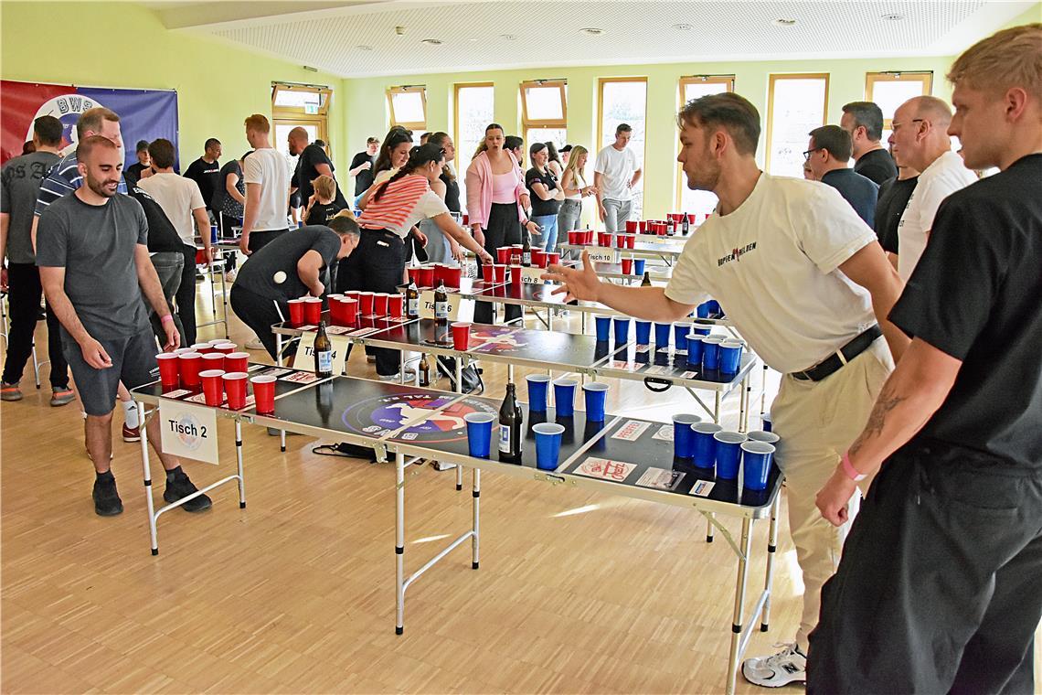 Beim Bierpongturnier im Foyer der Gemeindehalle in Unterweissach herrscht reger Spielbetrieb. Foto: Tobias Sellmaier