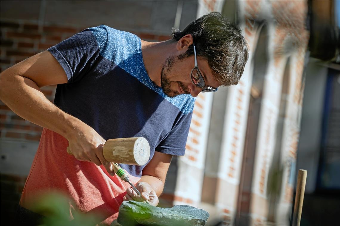 „Kunst schaffen“ beim Bildhauerkurs des Kunstvereins Aspach Beim Bildhauerkurs des Kunstvereins Aspach entstehen ganz unterschiedliche Kunstwerke. Foto: Alexander Becher