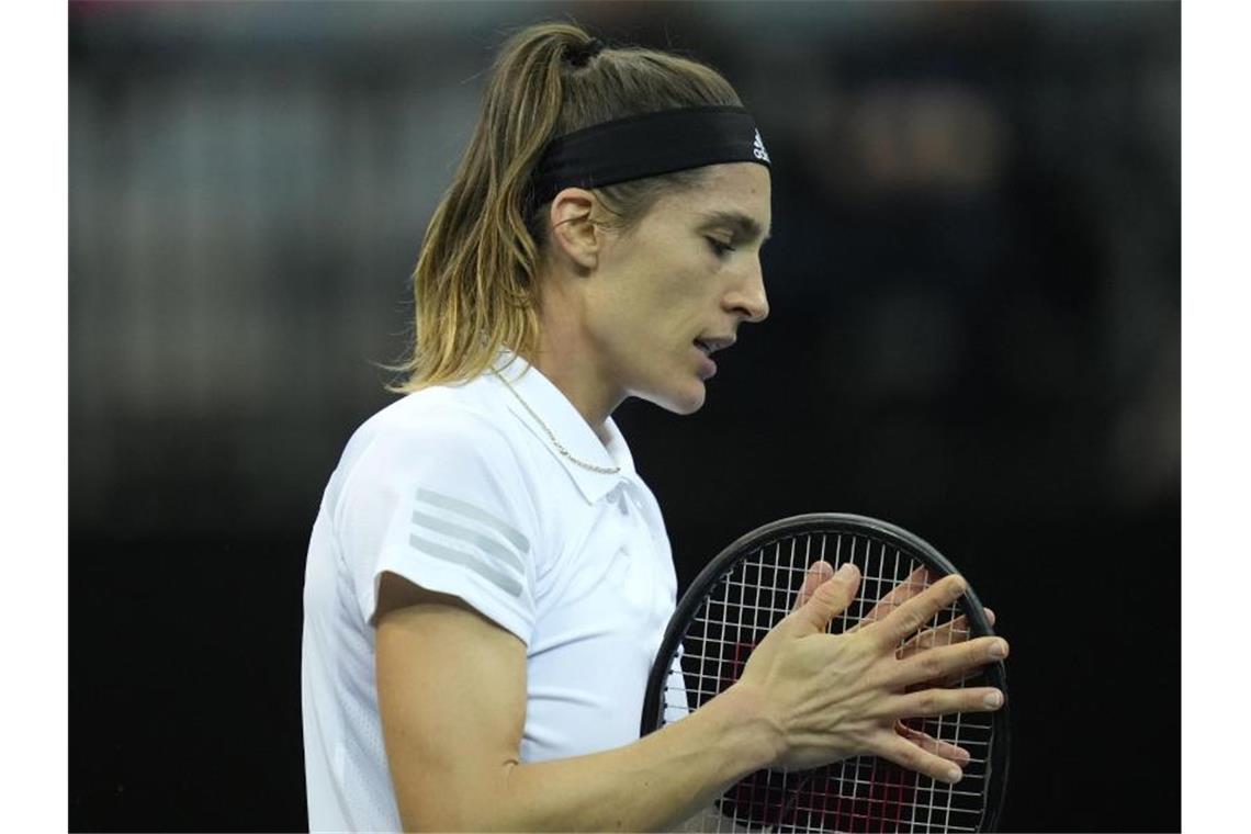 Deutsche Tennis-Damen verlieren Auftaktspiel Beim Billie Jean King Cup verlor Andrea Petkovic das erste Einzel der deutschen Tennis-Damen. Foto: Petr David Josek/AP/dpa