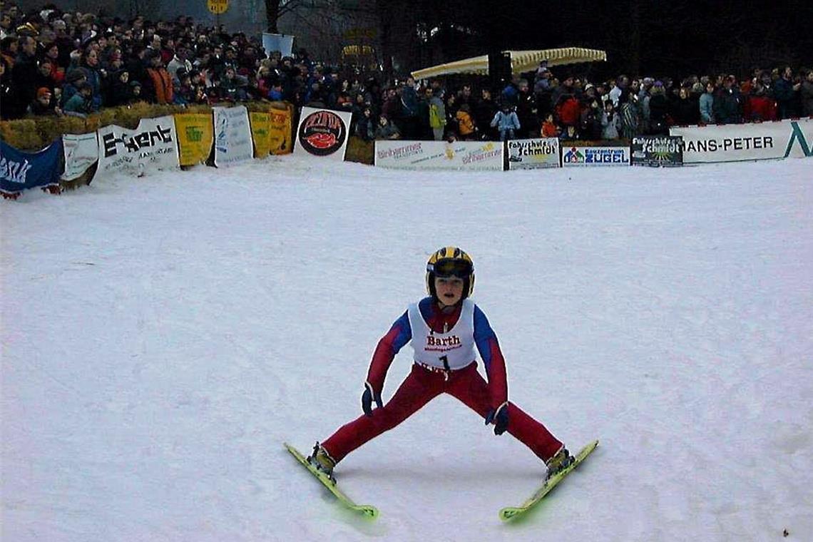 Die Spiegelberger Schanze ist wieder sichtbar Beim bislang letzten Spiegelberger Skispringen startete unter anderem der damals erst neunjährige Manuel Faißt. 20 Jahre später gewann er bei den Olympischen Spielen in Peking mit den deutschen Kombinierern die Silbermedaille und wurde im Einzel Vierter. Foto: Gemeinde