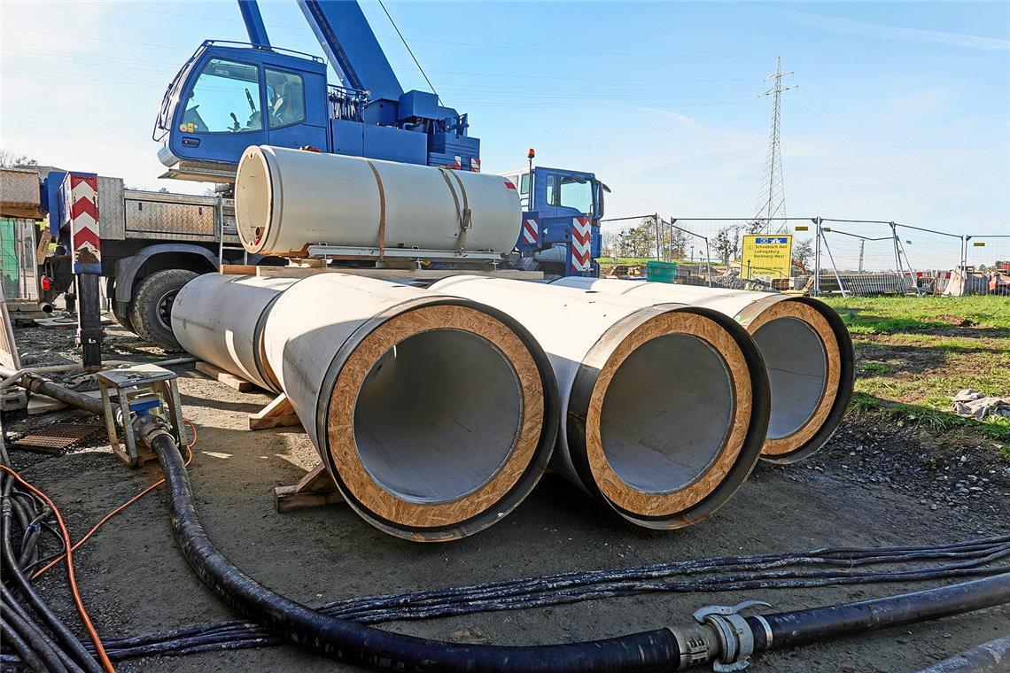 Beim Blechbergele werden derzeit 80 Zentimeter dicke Rohre unter der B 14 hindur...