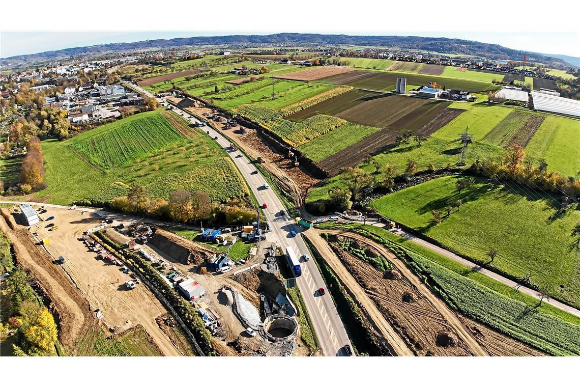 Beim Blechbergele werden derzeit 80 Zentimeter dicke Rohre unter der B 14 hindur...
