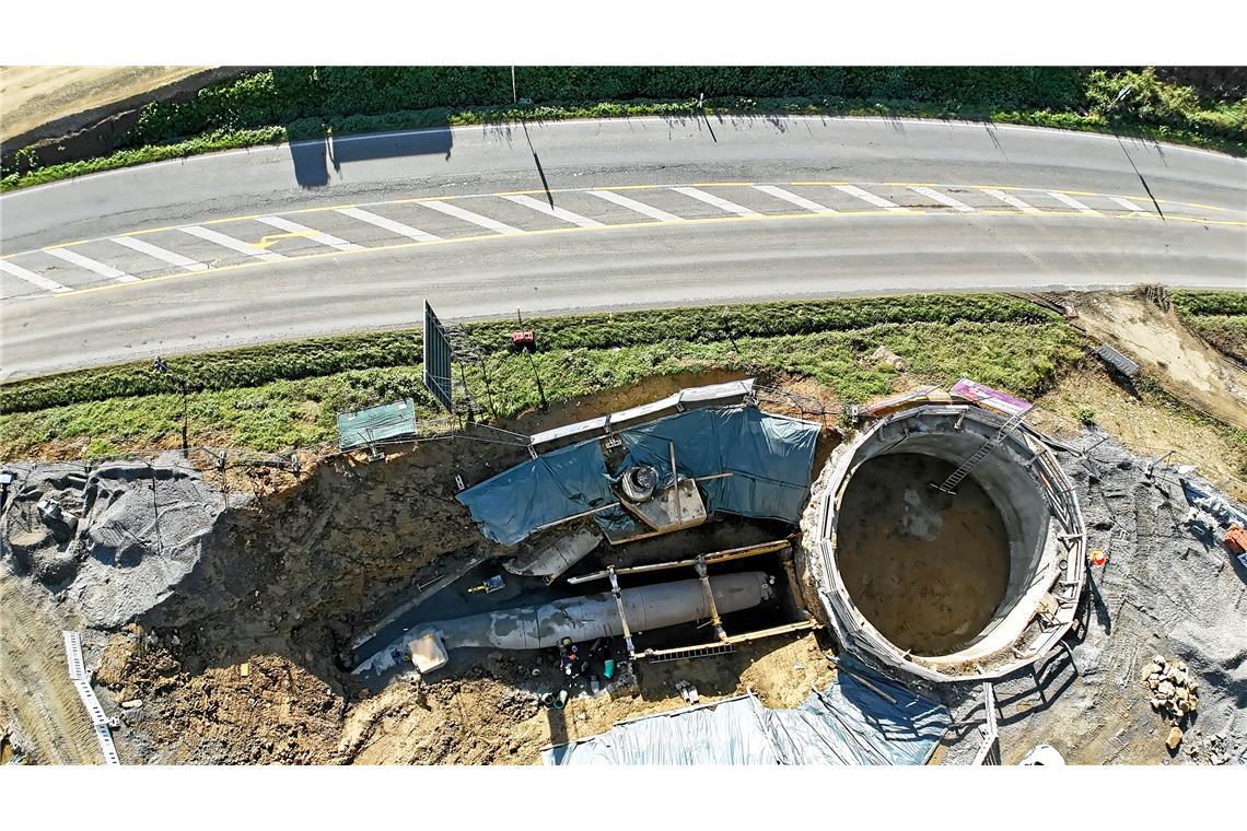 Beim Blechbergele werden derzeit 80 Zentimeter dicke Rohre unter der B 14 hindur...