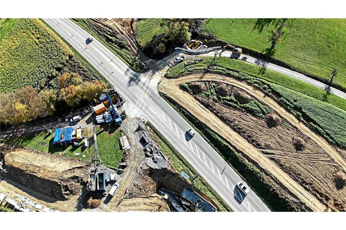 Beim Blechbergele werden derzeit 80 Zentimeter dicke Rohre unter der B 14 hindur...