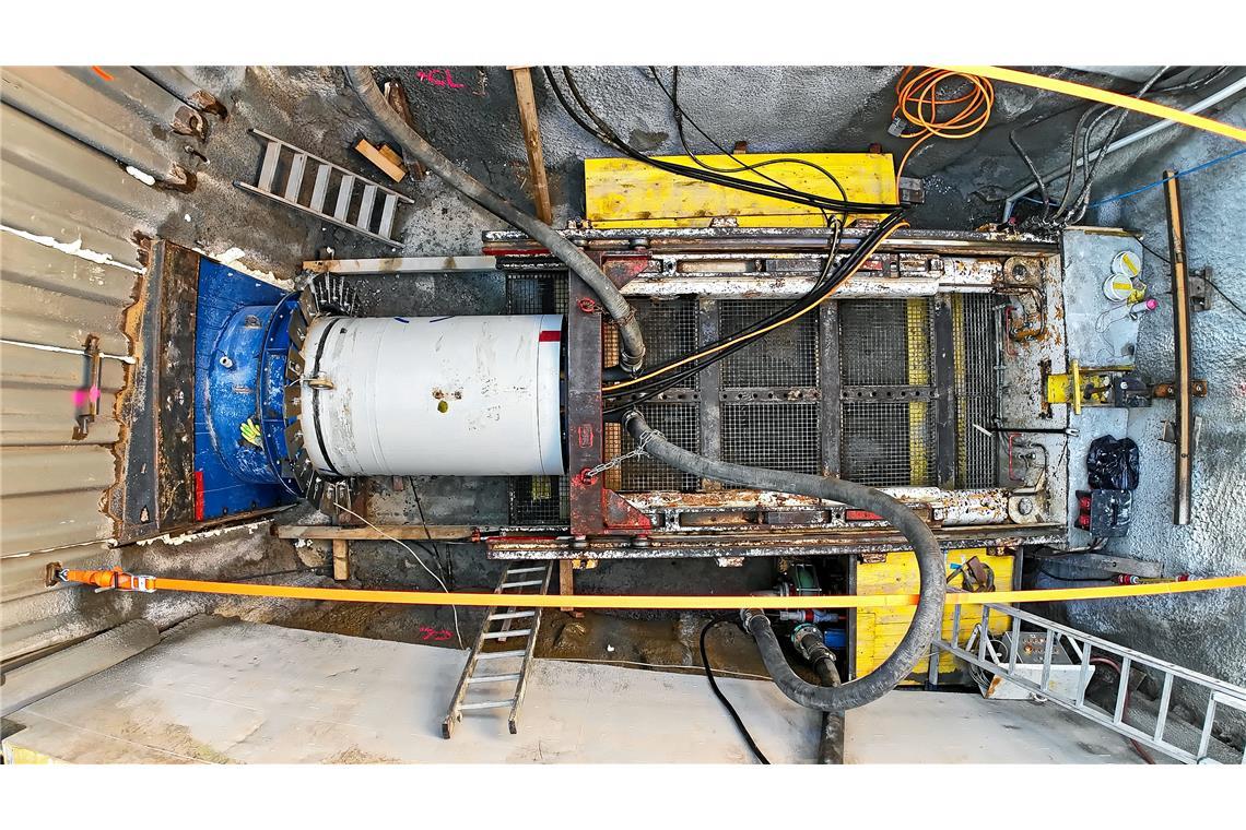 Beim Blechbergele werden derzeit 80 Zentimeter dicke Rohre unter der B 14 hindur...