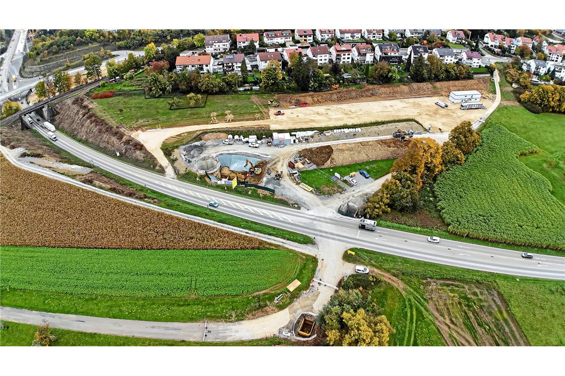 Beim Blechbergele werden derzeit 80 Zentimeter dicke Rohre unter der B 14 hindur...